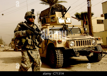 US-Armee Pfc. Angel Marrero, 2. Zug, Bravo Batterie, 5. Bataillon, 25. Feldartillerie-Regiment, 4th Brigade Combat Team, 10th Mountain Division zugewiesen führt eine Patrouille in Karadah, Irak, am 19. März 2008. DoD-Foto von Staff Sgt Jason T. Bailey, US Air Force. (Freigegeben) Stockfoto