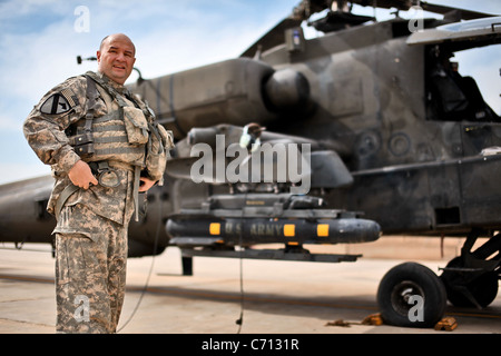 Mit aufgelaufenen 5.200 Stunden Flugzeit in seine militärische Karriere, Chief Warrant Officer 5 Donald Washabaugh, Collingswood, NJ, der Brigade Luftfahrt Wartung Offizier und ein AH - 64D Apache Angriff Hubschrauber-Pilot im 1. Luft-Kavallerie-Brigade, 1. Kavallerie-Division, US-Division-Center, zieht seine Flug-Ausrüstung vor seinen letzten Flug in ein Armee-Hubschrauber 25 März. Washabaugh verlässt um Luftfahrt Versorgung an der Abteilung der Armee zu unterstützen. Stockfoto