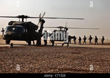 Verladung auf Black Hawk Hubschrauber, Soldaten der Firma F, 3. Bataillon, bereiten 227. Aviation Regiment, 1. Kavallerie-Brigade, 1. Kavallerie-Division, Multi-National Division-Bagdad, zu einer nahe gelegenen Stadt zu fliegen und durchführen eine Präsenz-Patrouille, Sept. 18. Stockfoto