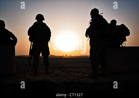 Die Sonne aufgeht, als Soldaten der Firma F, 3. Bataillon, 227. Aviation Regiment, 1st Air-Kavallerie-Brigade, 1. Kavallerie-Division, Multi-National Division-Bagdad, warten am frühen Morgen für zwei UH-60 Black Hawk Hubschrauber abholen und bringen sie zu einer nahe gelegenen Stadt zur Durchführung einer Patrouille, Sept. 18 Stockfoto