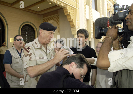 Armee gen.Tommy Franks, Kommandeur des US Central Command, spricht mit Reporter außerhalb ein Hotel in Abu Dhabi, Vereinigte Arabische Emirate, am 27. April 2003. Franks begleitet Verteidigungsminister Donald H. Rumsfeld während einer Reise in die Golfregion die Truppen zu besuchen. dod Foto von Helene c. stikkel. (Freigegeben) Stockfoto
