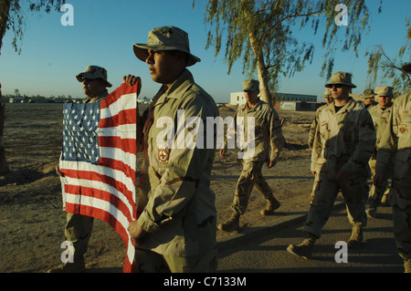 US Air Force Piloten mit 332. Air Expeditionary Wing tragen die amerikanische Flagge während der 11. September 2001, Erinnerung gehen auf Balad Air Base, Irak, am 11. September 2006. DoD-Foto von Airman 1st Class Chad M. Kellum, US Air Force. (Freigegeben) Stockfoto