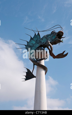 Riesen Garnelen Skulptur auf der westlichen Seite des Sutton Harbour am Barbican, Plymouth, Devon, UK Stockfoto