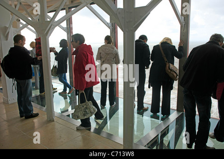 Menschen erleben das Blackpool Tower Auge Glas Boden Skywalk Stockfoto