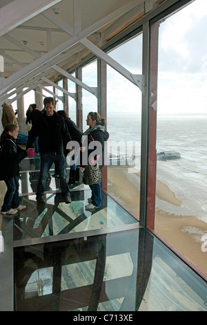 Menschen erleben das Blackpool Tower Auge Glas Boden Skywalk Stockfoto