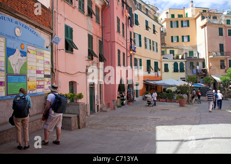 Street Scene, Fischerdorf Vernazza, Nationalpark Cinque Terre, UNESCO-Weltkulturerbe, Ligurien di Levante, Italien, Mittelmeer, Europa Stockfoto