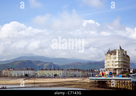 Llandudno Strandpromenade und Grand Hotel vom Ende des Piers Stockfoto