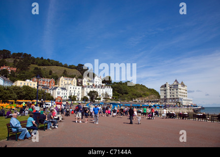 Llandudno North Promenade mit Blick auf den Pier und Grand Hotel Stockfoto