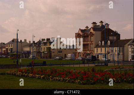 PROMENADE in Seaton Carew in der Nähe von Hartlepool MIT TERRASSE HÄUSER UND DAS MARINE HOTEL Stockfoto