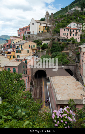 Street Scene, Fischerdorf Vernazza, Nationalpark Cinque Terre, UNESCO-Weltkulturerbe, Ligurien di Levante, Italien, Mittelmeer, Europa Stockfoto