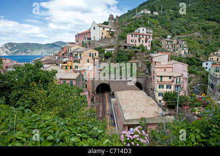 Der Bahnhof im Fischerdorf Vernazza, Nationalpark Cinque Terre, UNESCO-Weltkulturerbe, Ligurien di Levante, Italien, Mittelmeer, Europa Stockfoto