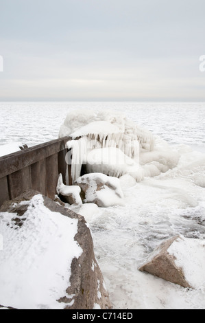 Wellenbrecher eisbedeckt am Ufer des Lake Erie Stockfoto