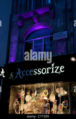 Accessorize Shop auf der Oxford Street, West End beleuchtet in der Nacht, London, England, UK Stockfoto