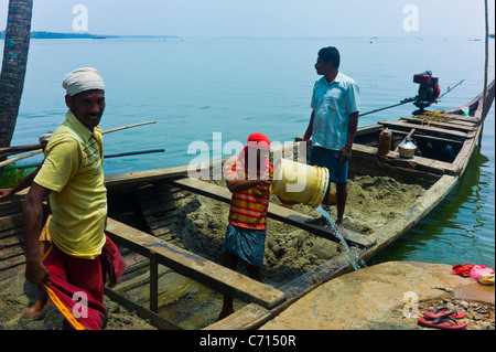 Die Einheimischen auf einem Boot am Vembanadu See in der Nähe von Alappuzha (Alleppey), in den Backwaters von Kerala, Indien. Stockfoto