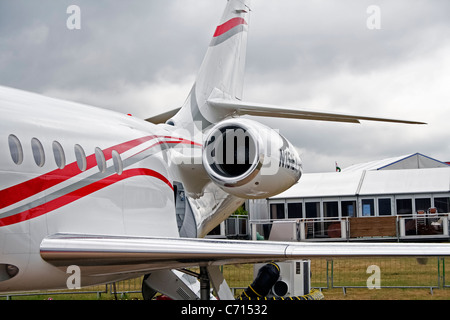 Nahaufnahme eines leichten Business-Jets mit schlankem Design und fortschrittlichen Flugfunktionen. Diese Jets bieten effiziente, private Flugreisen für Geschäftsleute mit Schwerpunkt auf Komfort, Geschwindigkeit und Zuverlässigkeit unter verschiedenen Flugbedingungen. Stockfoto