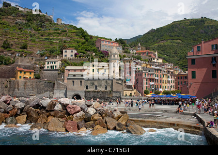 Blick aus Meer, Fischerdorf Vernazza, Nationalpark Cinque Terre, UNESCO-Weltkulturerbe, Ligurien di Levante, Italien, Mittelmeer, Europa Stockfoto