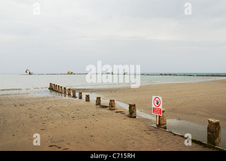 Der Bau des ein künstliches Riff, Abwehrkräfte Teil des Meeres für das Dorf von Borth, Ceredigion, Wales Stockfoto