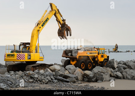 Der Bau des ein künstliches Riff, Abwehrkräfte Teil des Meeres für das Dorf von Borth, Ceredigion, Wales Stockfoto