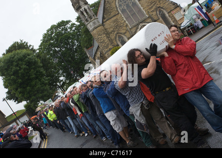 Die neu eingerichtete Maibaum wieder in die Position am Zentrum Barwick in Elmet umgesetzt Stockfoto