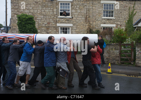 Die neu eingerichtete Maibaum wieder in die Position am Zentrum Barwick in Elmet umgesetzt Stockfoto