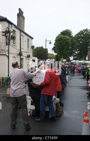 Die neu eingerichtete Maibaum wieder in die Position am Zentrum Barwick in Elmet umgesetzt Stockfoto
