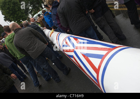 Die neu eingerichtete Maibaum wieder in die Position am Zentrum Barwick in Elmet umgesetzt Stockfoto