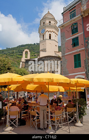 Hafen Restaurant im Fischerdorf Vernazza, Nationalpark Cinque Terre, UNESCO-Weltkulturerbe, Ligurien di Levante, Italien, Mittelmeer Stockfoto