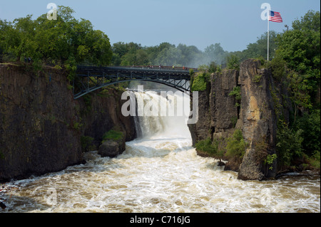 Tausende von Gallonen Wasser Kaskaden über die großen Wasserfälle des Passaic River in Paterson, New Jersey Stockfoto