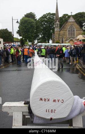 Die neu eingerichtete Maibaum wieder in die Position am Zentrum Barwick in Elmet umgesetzt Stockfoto