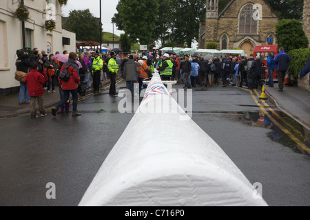 Die neu eingerichtete Maibaum wieder in die Position am Zentrum Barwick in Elmet umgesetzt Stockfoto