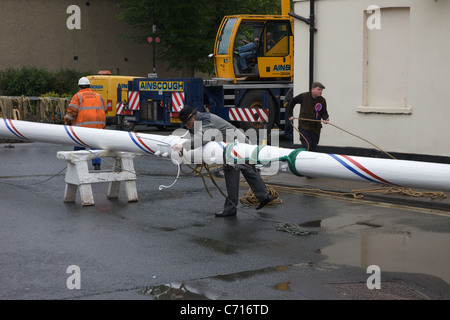 Die neu eingerichtete Maibaum wieder in die Position am Zentrum Barwick in Elmet umgesetzt Stockfoto