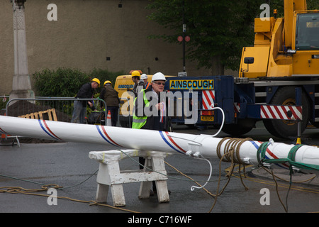 Die neu eingerichtete Maibaum wieder in die Position am Zentrum Barwick in Elmet umgesetzt Stockfoto