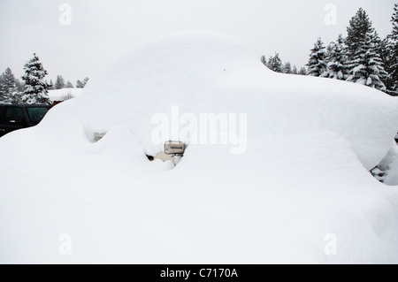 Ein Auto ist unter 6 Füße von Schnee in Lake Tahoe, Nevada begraben. Stockfoto