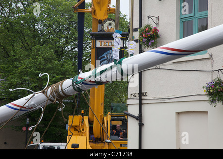 Die neu eingerichtete Maibaum wieder in die Position am Zentrum Barwick in Elmet umgesetzt Stockfoto