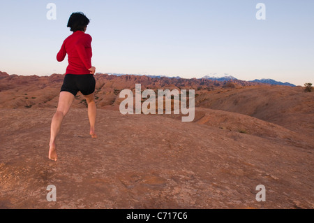 Mann barfuß laufen auf Sandstein, Moab, Utah. Stockfoto