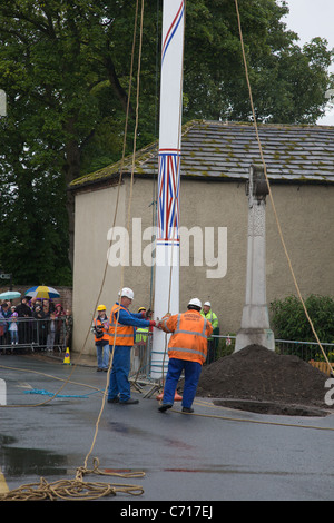 Die neu eingerichtete Maibaum wieder in die Position am Zentrum Barwick in Elmet umgesetzt Stockfoto
