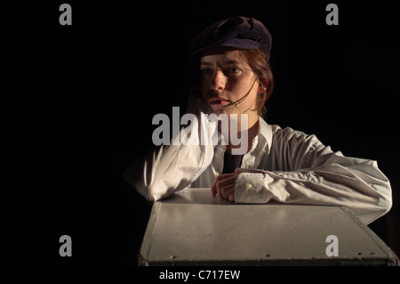 Martef Keller Theater junge Schauspieler durchführen "The Strength to Tell" zu Ehren von Holocaust-Überlebenden. Jerusalem, Israel. 09.07.2011. Stockfoto