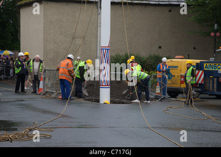 Die neu eingerichtete Maibaum wieder in die Position am Zentrum Barwick in Elmet umgesetzt Stockfoto