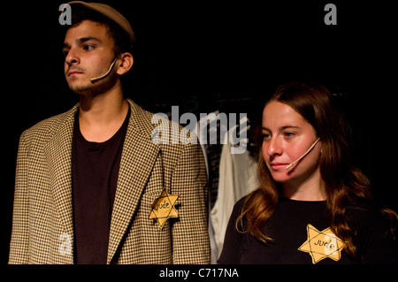 Martef Keller Theater junge Schauspieler durchführen "The Strength to Tell" zu Ehren von Holocaust-Überlebenden. Jerusalem, Israel. 09.07.2011. Stockfoto
