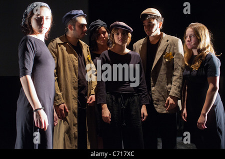 Martef Keller Theater junge Schauspieler durchführen "The Strength to Tell" zu Ehren von Holocaust-Überlebenden. Jerusalem, Israel. 09.07.2011. Stockfoto