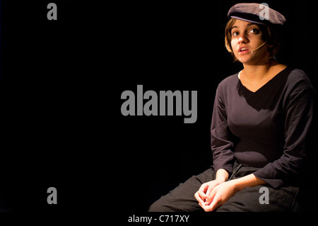 Martef Keller Theater junge Schauspieler durchführen "The Strength to Tell" zu Ehren von Holocaust-Überlebenden. Jerusalem, Israel. 09.07.2011. Stockfoto