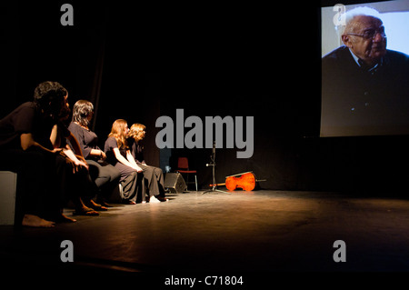 Martef Keller Theater junge Schauspieler durchführen "The Strength to Tell" zu Ehren von Holocaust-Überlebenden. Jerusalem, Israel. 09.07.2011. Stockfoto