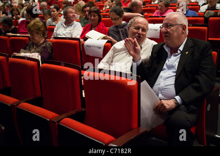 Martef Keller Theater junge Schauspieler durchführen "The Strength to Tell" zu Ehren von Holocaust-Überlebenden. Jerusalem, Israel. 09.07.2011. Stockfoto