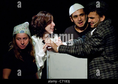 Martef Keller Theater junge Schauspieler durchführen "The Strength to Tell" zu Ehren von Holocaust-Überlebenden. Jerusalem, Israel. 09.07.2011. Stockfoto