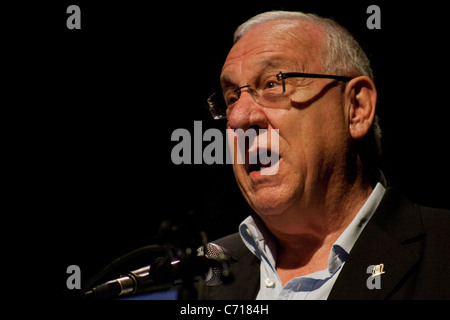 Martef Keller Theater junge Schauspieler durchführen "The Strength to Tell" zu Ehren von Holocaust-Überlebenden. Jerusalem, Israel. 09.07.2011. Stockfoto