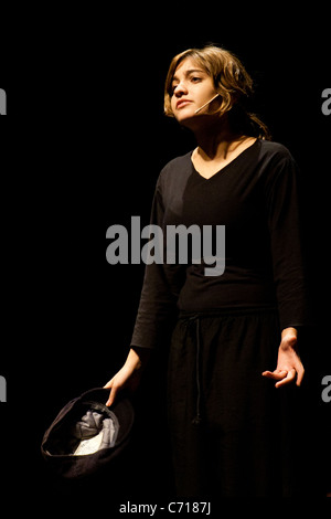 Martef Keller Theater junge Schauspieler durchführen "The Strength to Tell" zu Ehren von Holocaust-Überlebenden. Jerusalem, Israel. 09.07.2011. Stockfoto