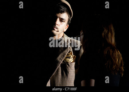 Martef Keller Theater junge Schauspieler durchführen "The Strength to Tell" zu Ehren von Holocaust-Überlebenden. Jerusalem, Israel. 09.07.2011. Stockfoto