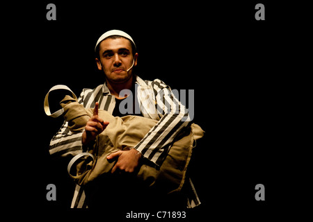 Martef Keller Theater junge Schauspieler durchführen "The Strength to Tell" zu Ehren von Holocaust-Überlebenden. Jerusalem, Israel. 09.07.2011. Stockfoto