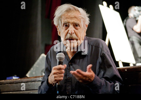 Martef Keller Theater junge Schauspieler durchführen "The Strength to Tell" zu Ehren von Holocaust-Überlebenden. Jerusalem, Israel. 09.07.2011. Stockfoto