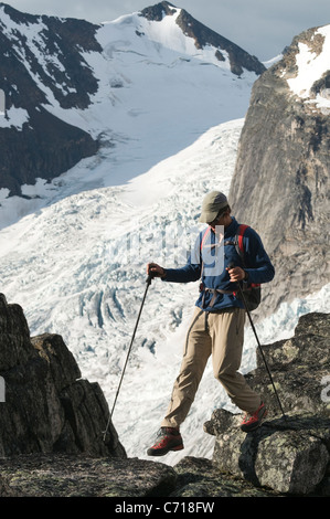 Menschen wandern durch Granit und Gletscher beim Bergsteigen, Bugaboo Provincial Park, Radium, British Columbia, Kanada. Stockfoto